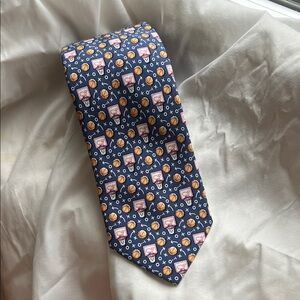 VINEYARD VINES 100% Silk Basketball Themed Tie